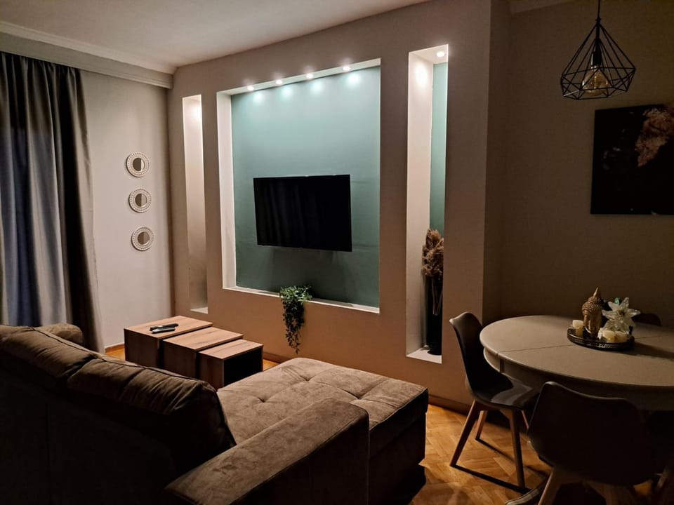 TV and multimedia, Living room, Seating area, Evening entertainment