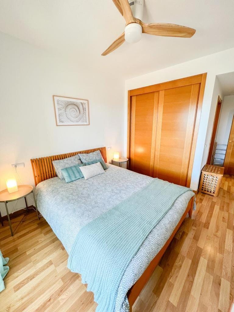 Bed, Photo of the whole room, Bedroom, fireplace, wardrobe