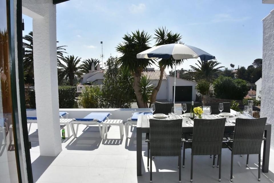 Property building, Balcony/Terrace, Living room, Swimming pool