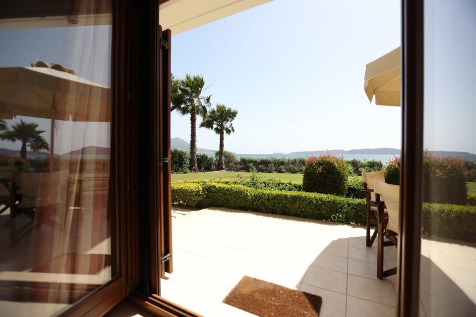 Patio, Day, Natural landscape, Garden, View (from property/room), Balcony/Terrace, Seating area, Dining area, Garden view, Sea view