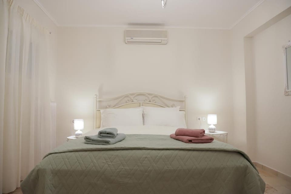 Bed, Photo of the whole room, Bedroom, towels, air conditioner