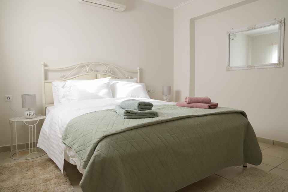Bed, Photo of the whole room, Bedroom, towels, air conditioner