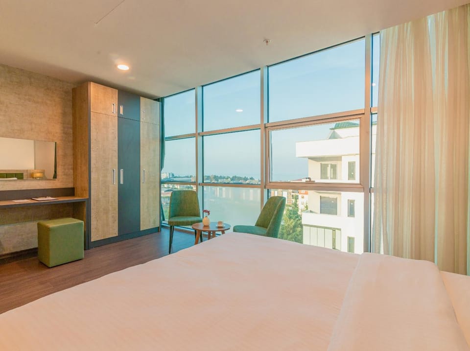 Bed, Living room, Photo of the whole room, Bedroom, Sea view, hair dresser