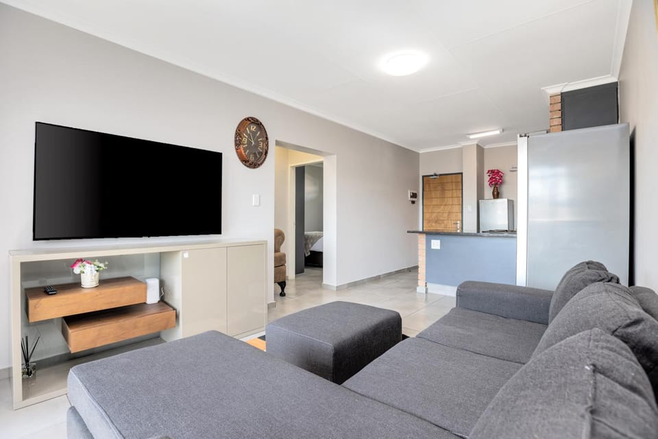 TV and multimedia, Living room, Seating area, Evening entertainment