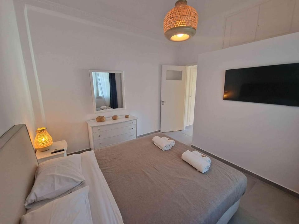 Bed, TV and multimedia, Bedroom, towels