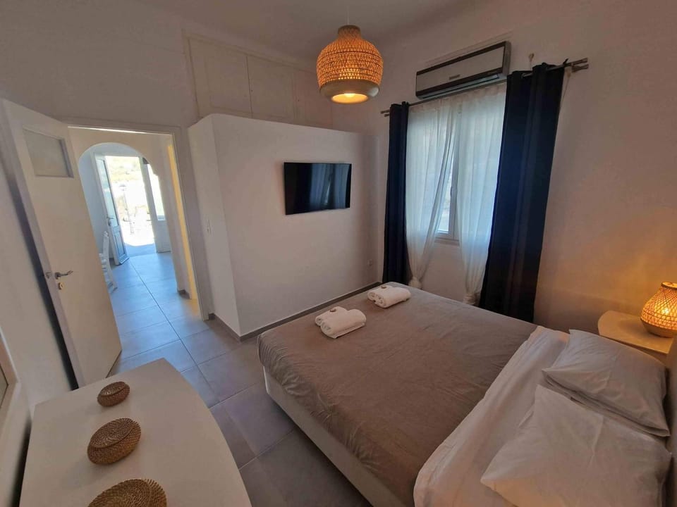 Bed, TV and multimedia, Bedroom, towels