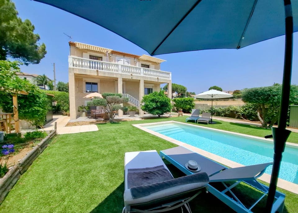 Property building, Patio, Garden, Garden view, Pool view, Swimming pool, sunbed