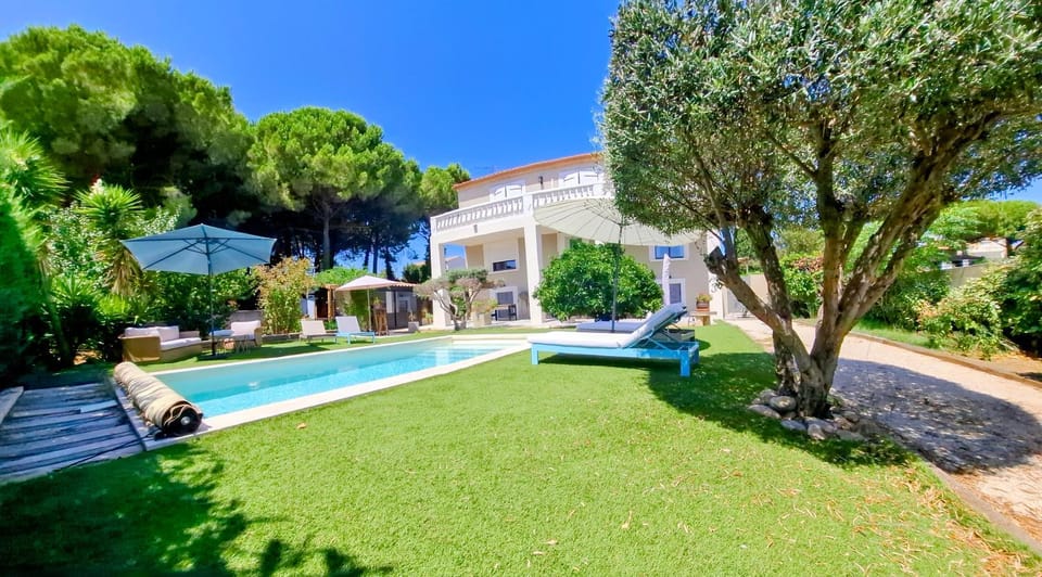 Property building, Garden, Garden view, Pool view, Swimming pool, sunbed