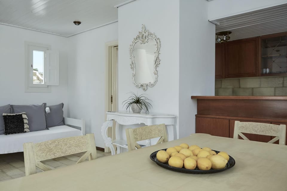Kitchen or kitchenette, Seating area