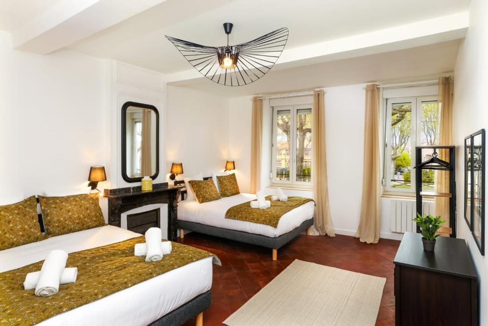 Bed, Photo of the whole room, Bedroom, towels