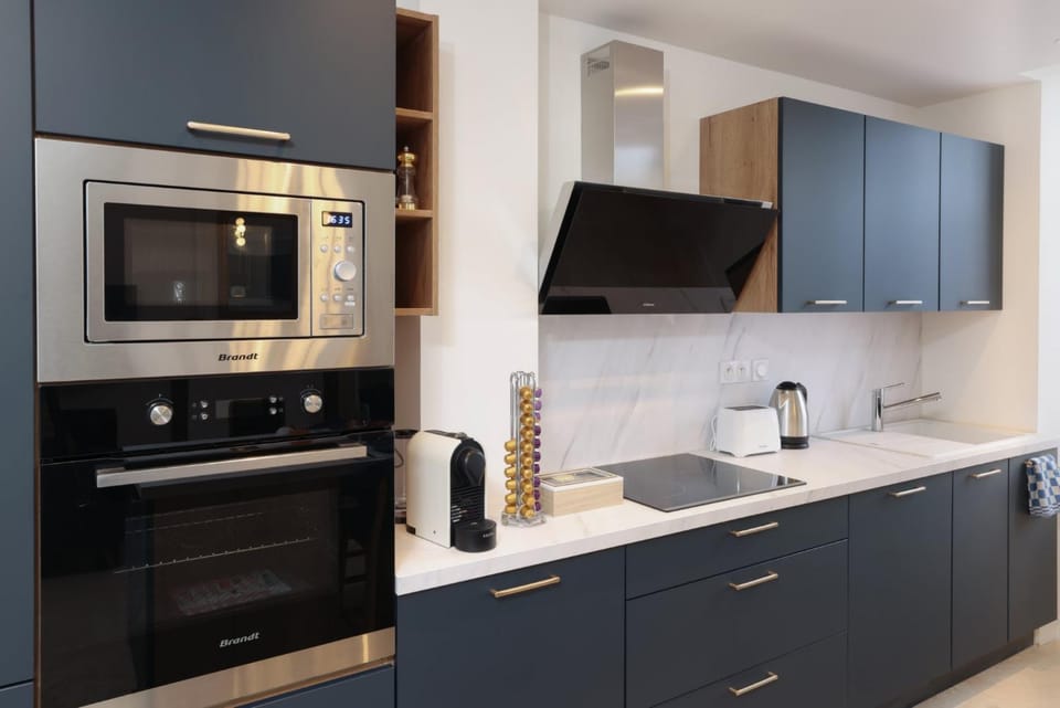 Coffee/tea facilities, Kitchen or kitchenette, dishwasher, oven, stove, toaster