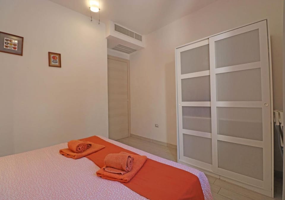 Bed, Photo of the whole room, Bedroom, wardrobe, air conditioner