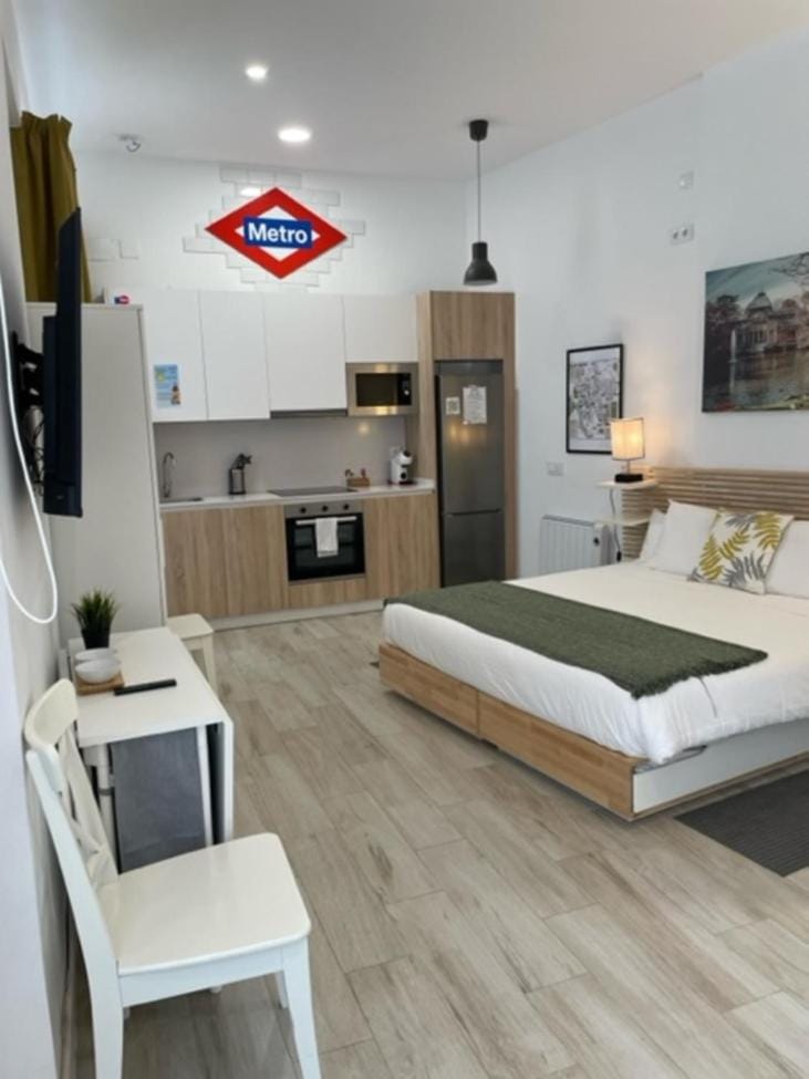Bed, TV and multimedia, Kitchen or kitchenette, Living room, Photo of the whole room, Seating area, Bedroom, minibar, pet friendly, stove