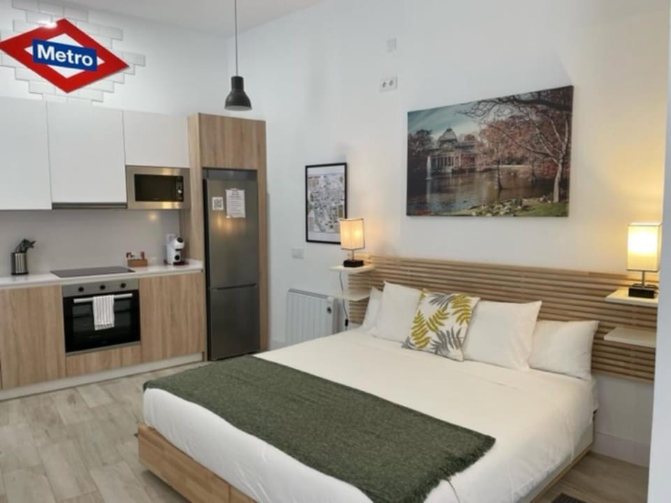 Bed, Kitchen or kitchenette, Photo of the whole room, Bedroom, minibar, pet friendly, stove