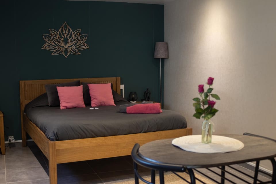 Photo of the whole room, Bedroom