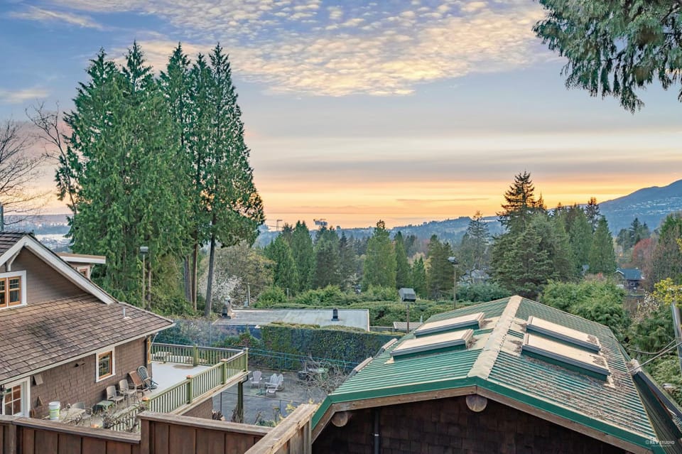 Cypress: Private Bedroom/Bathroom/Office, with Shared Pool, Hot tub Vacation rental in British Columbia