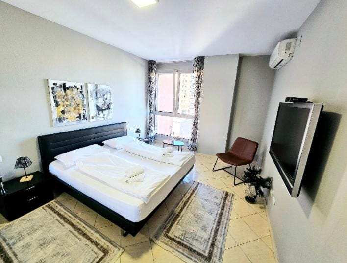Bed, TV and multimedia, Photo of the whole room, Bedroom, towels