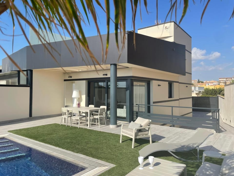 Luxury Villa with pool 1st line the sea Villa in Torrevieja