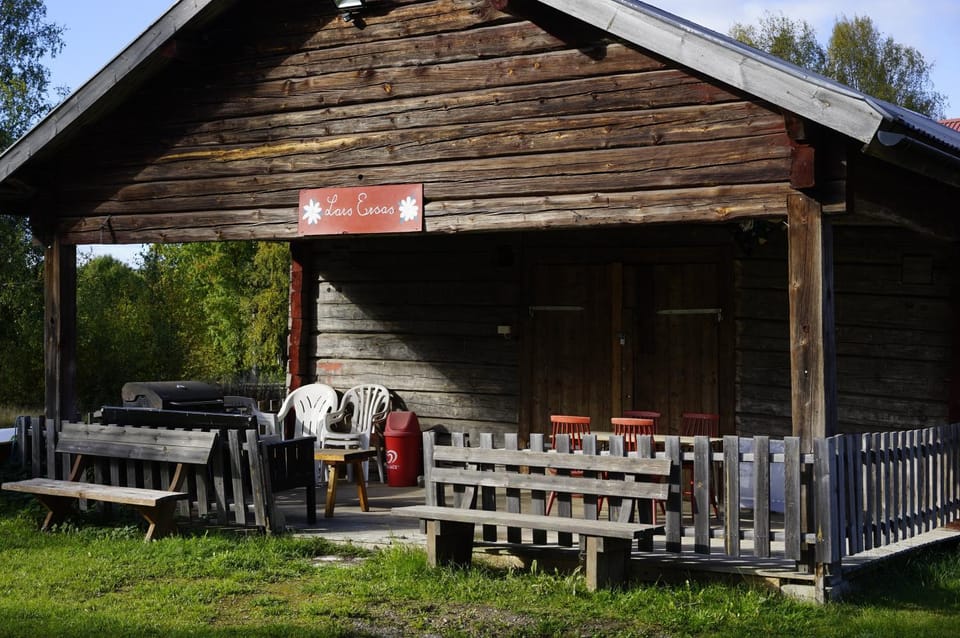 Timmerhus komplett mindre bostad med tillgång till stort servicehus Campground/ 
RV Resort in Sweden