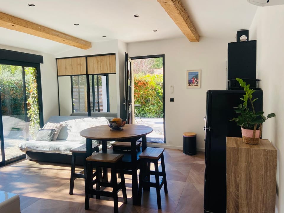 Patio, Day, Living room, Seating area, Dining area