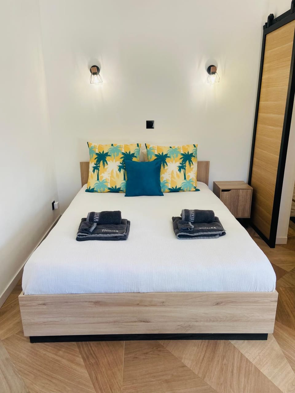 Bed, towels