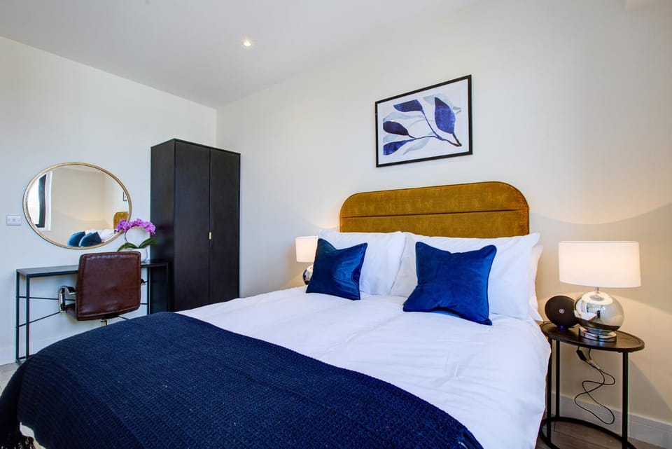 Photo of the whole room, Bedroom, wardrobe