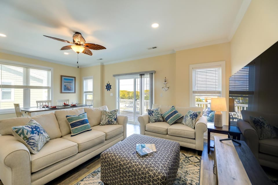 Emerald Isle Getaway w/ Decks & Beach Views! House in Emerald Isle