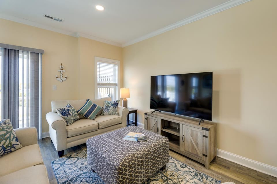Emerald Isle Getaway w/ Decks & Beach Views! House in Emerald Isle