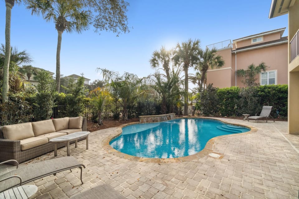 Patio, Natural landscape, Seating area, Area and facilities, Swimming pool, sunbed
