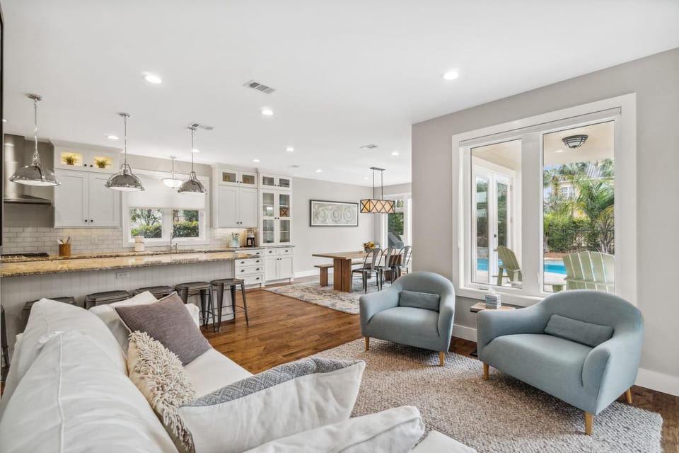 View (from property/room), Balcony/Terrace, Kitchen or kitchenette, Living room, Decorative detail, Seating area, Dining area, Pool view, locker, air conditioner