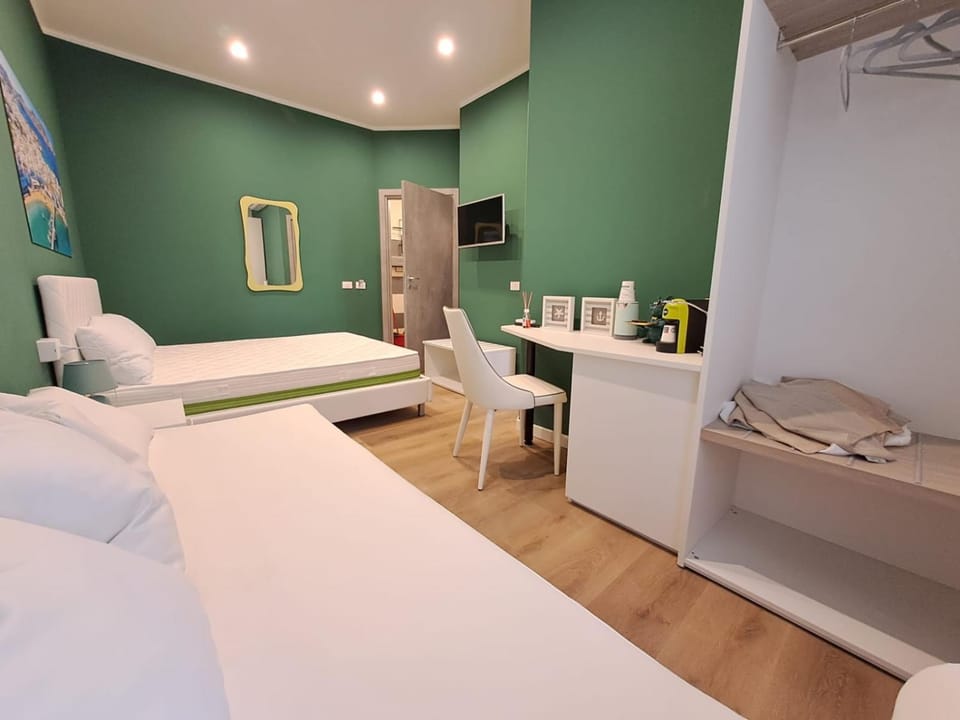 Bed, TV and multimedia, Bedroom