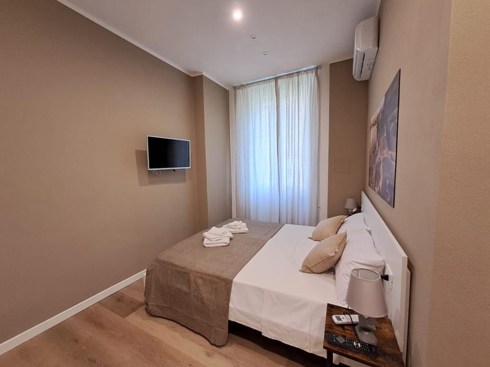 Bed, TV and multimedia, Bedroom, towels, air conditioner