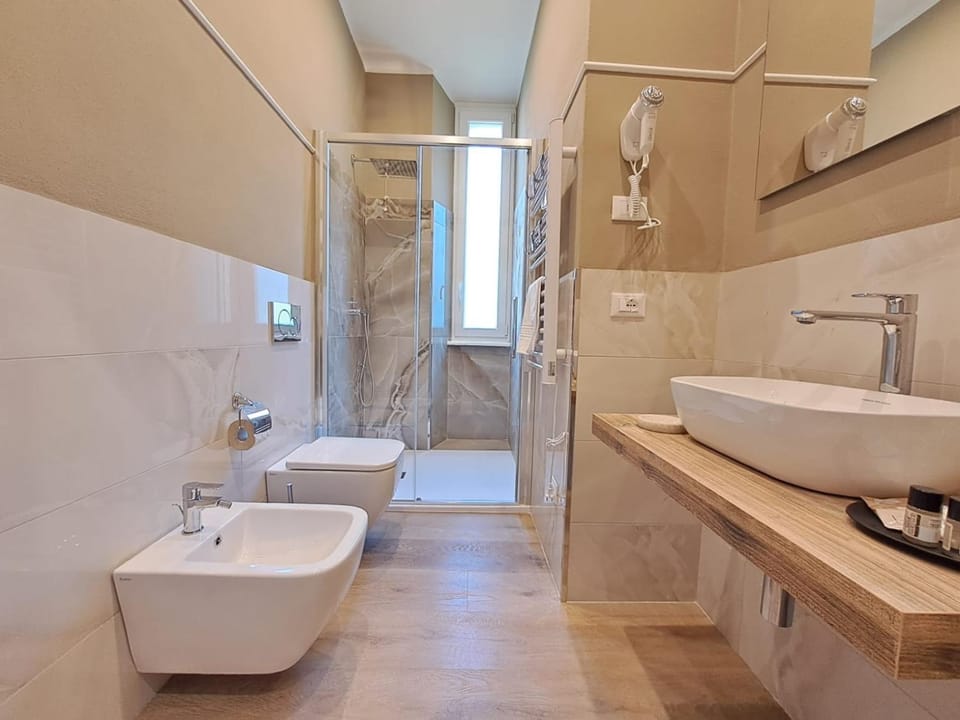 Shower, Toilet, Bathroom, bidet, towels