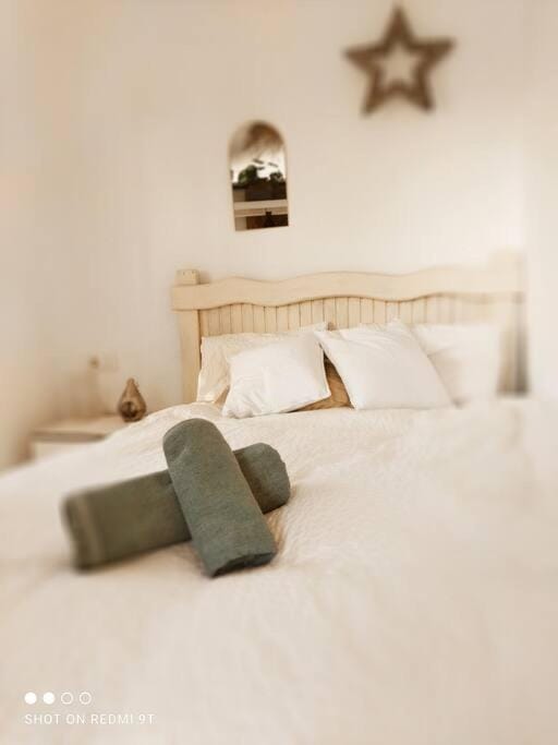 Bed, Bedroom, towels