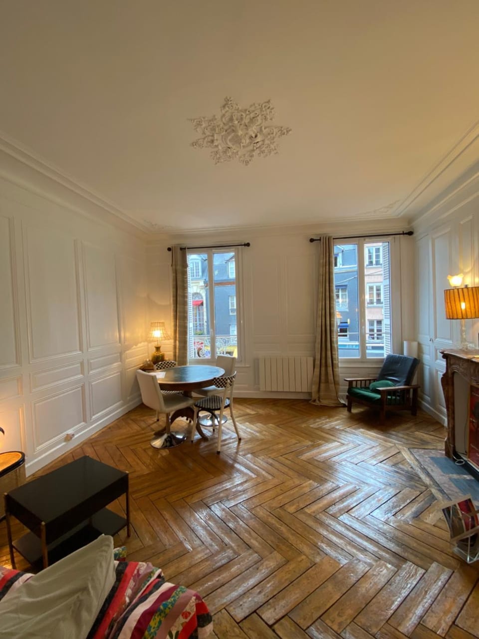 Bed, Living room, Photo of the whole room, Seating area, Bedroom