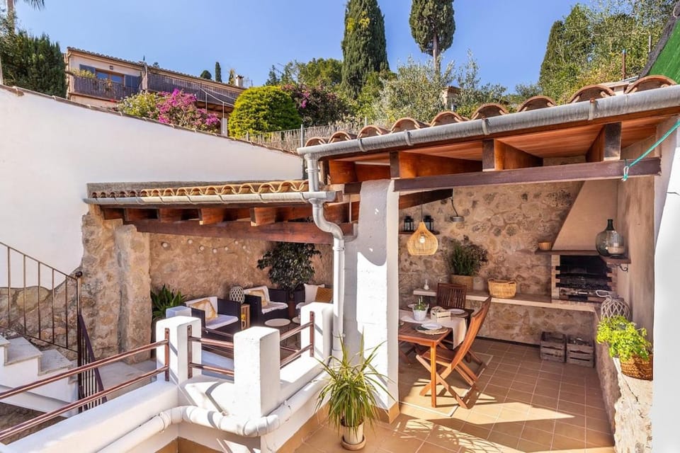 Property building, Patio, BBQ facilities, Balcony/Terrace, Seating area, Dining area