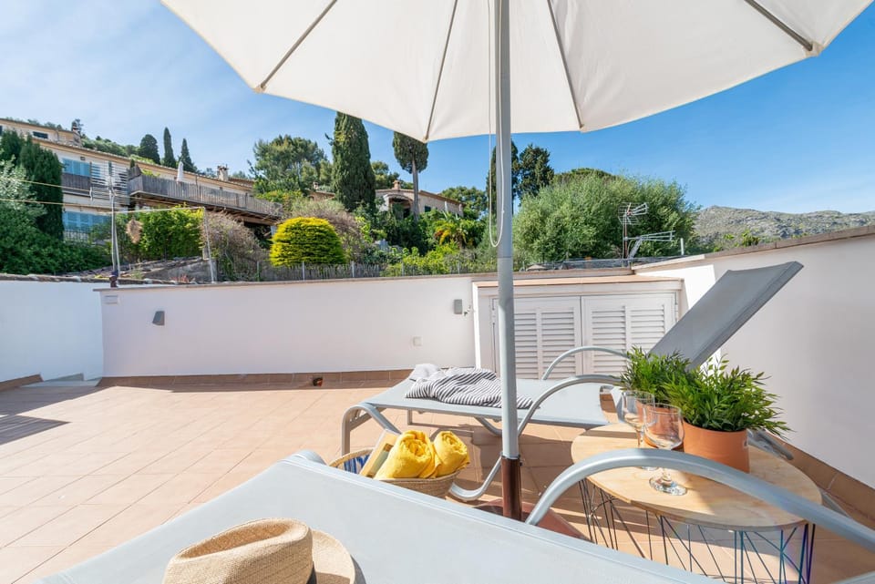 Solarium, Balcony/Terrace, Garden view, Landmark view, Mountain view, Quiet street view