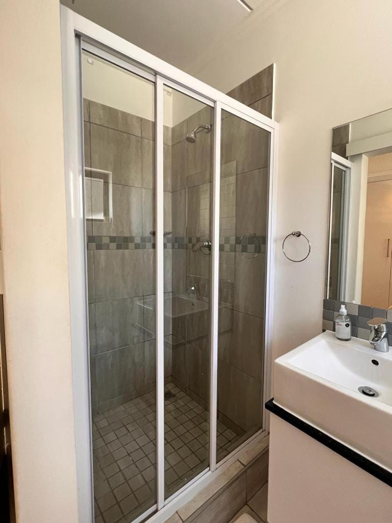 Contemporary furnished 2 bedroom, 2 bathroom in the heart of Rivonia Sandton Apartment in Sandton