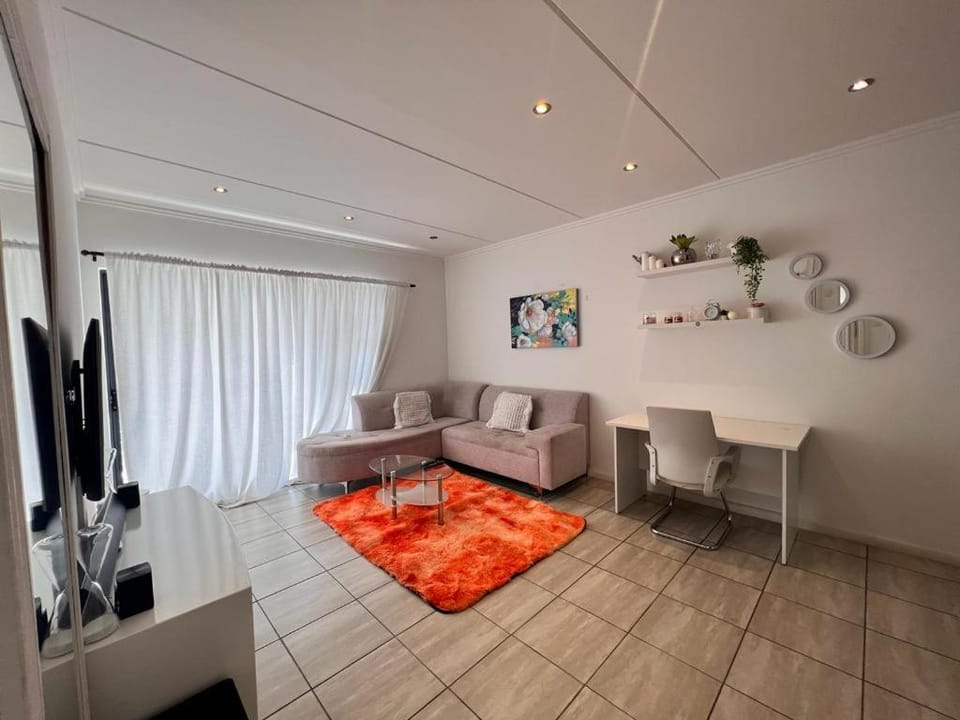 Contemporary furnished 2 bedroom, 2 bathroom in the heart of Rivonia Sandton Apartment in Sandton