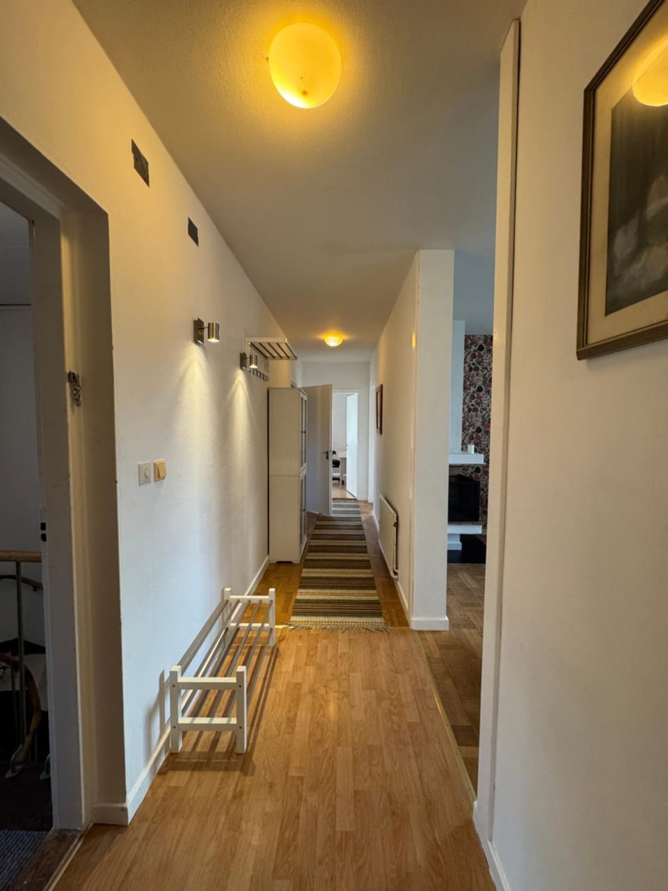 Extra Stor Lägenhet Ny Design med Öppen Spis, Balkong, Parkettgolv, Stor Smart TV Apartment in Sweden