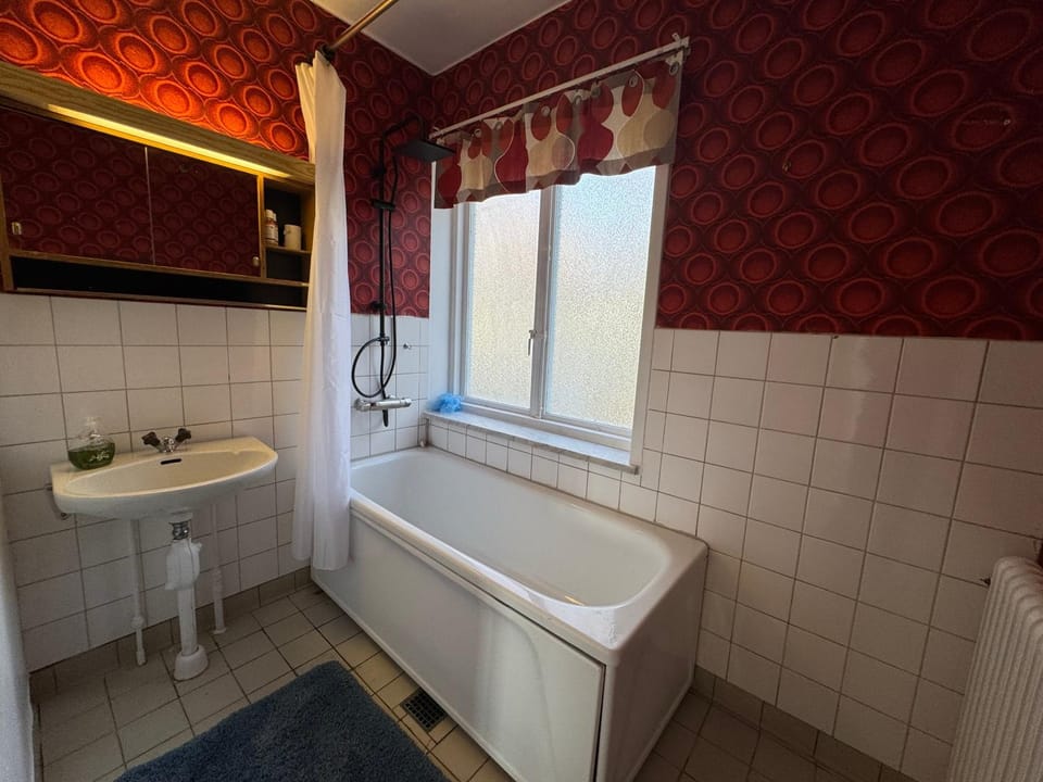 Extra Stor Lägenhet Ny Design med Öppen Spis, Balkong, Parkettgolv, Stor Smart TV Apartment in Sweden