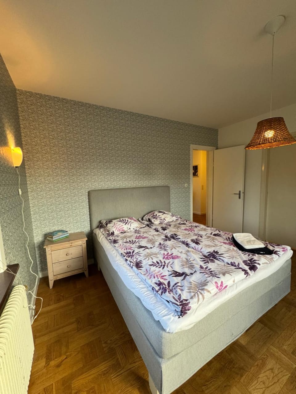 Extra Stor Lägenhet Ny Design med Öppen Spis, Balkong, Parkettgolv, Stor Smart TV Apartment in Sweden