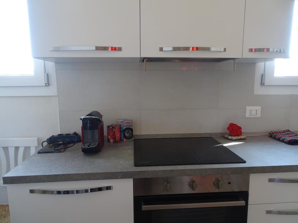 Coffee/tea facilities, Kitchen or kitchenette, pet friendly, stove