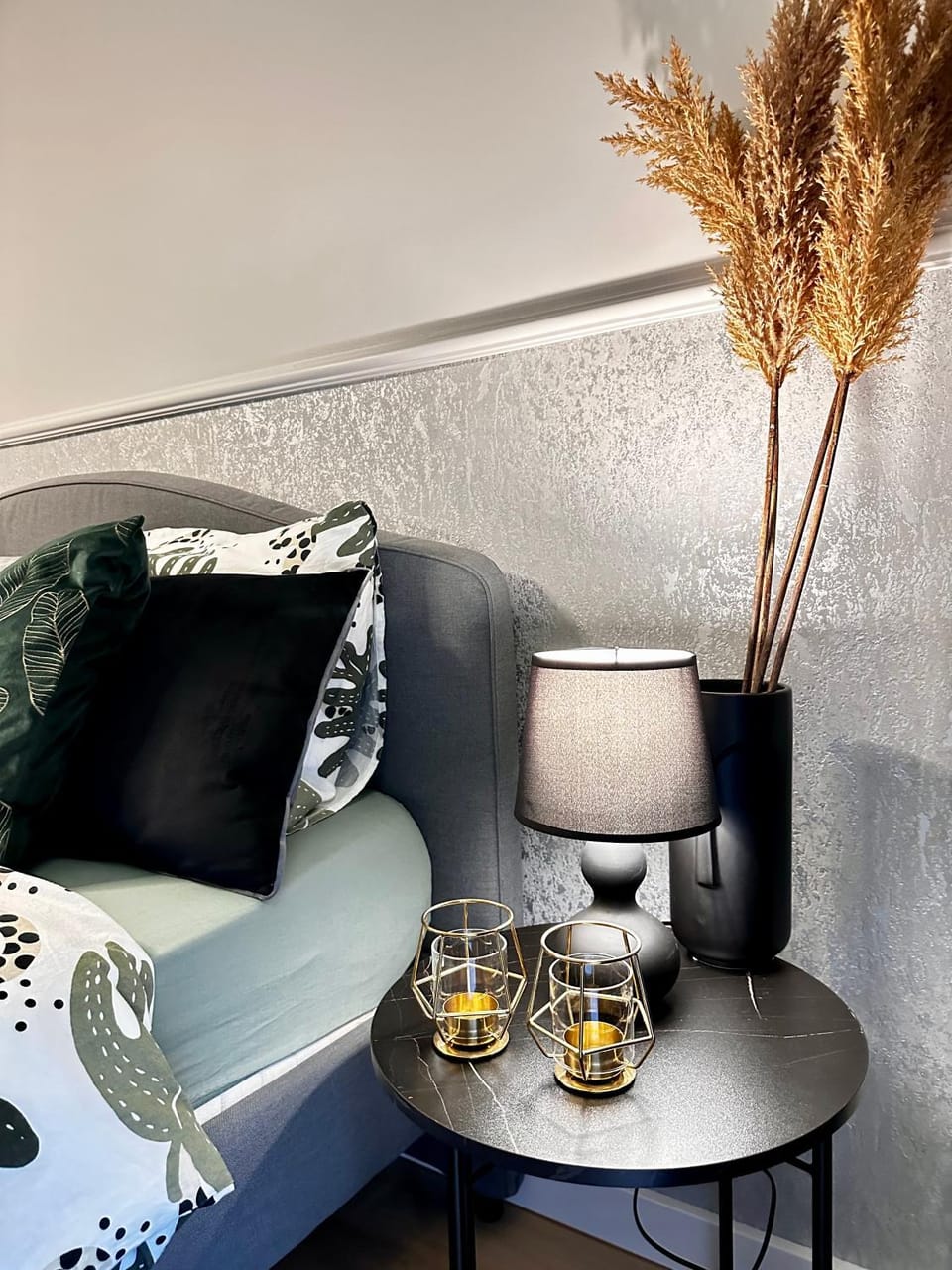Food and drinks, Seating area, Bedroom, Drinks