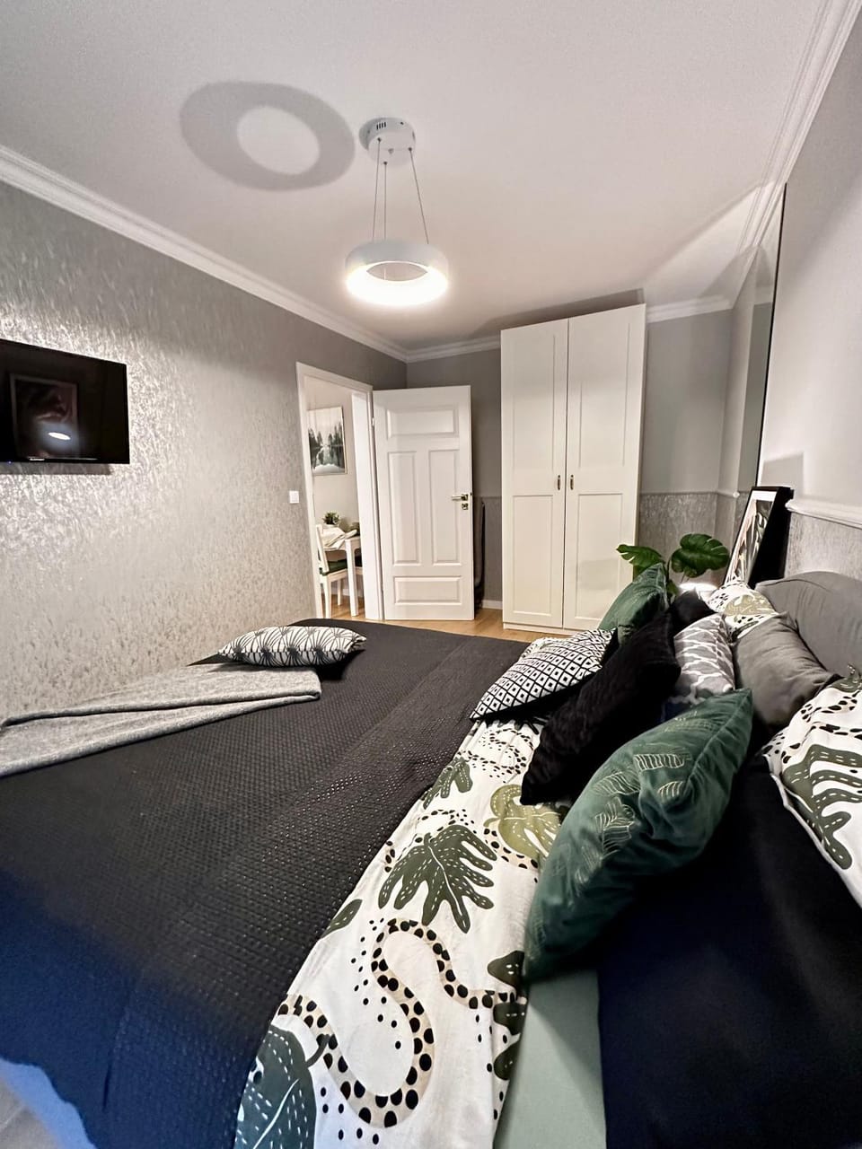 Bed, TV and multimedia, Photo of the whole room, Seating area, Evening entertainment, Bedroom