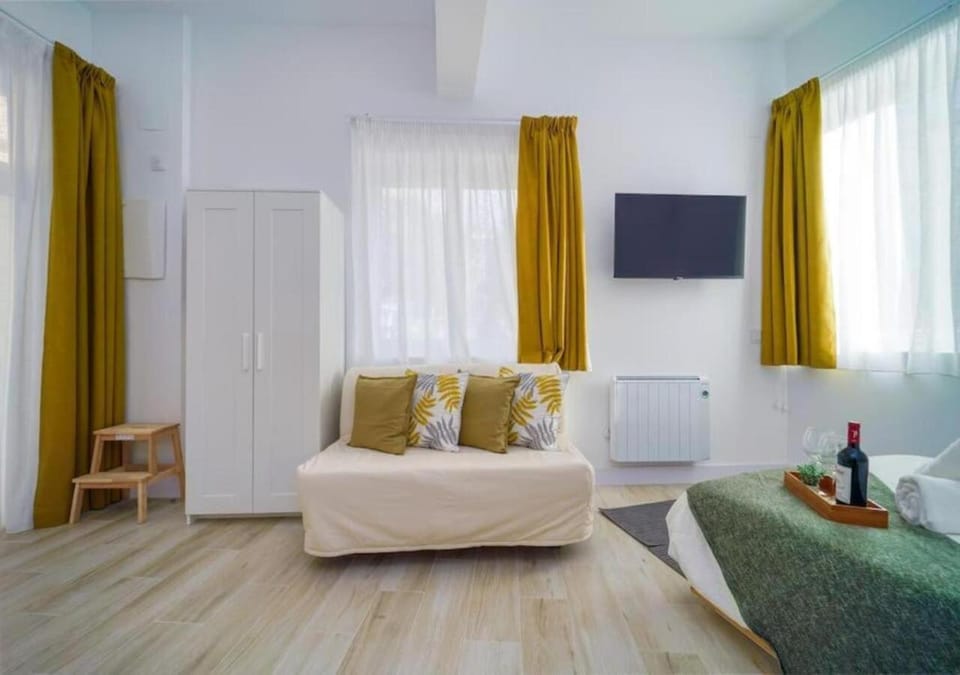 Bed, TV and multimedia, Living room, Photo of the whole room, Seating area, Bedroom