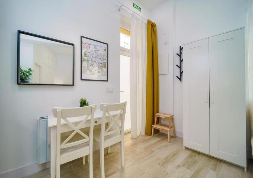 Kitchen or kitchenette, Dining area, wardrobe