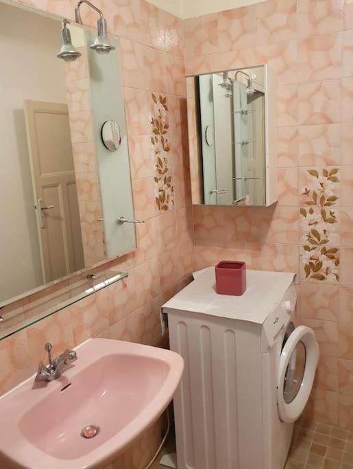 Property building, Bathroom, Bath
