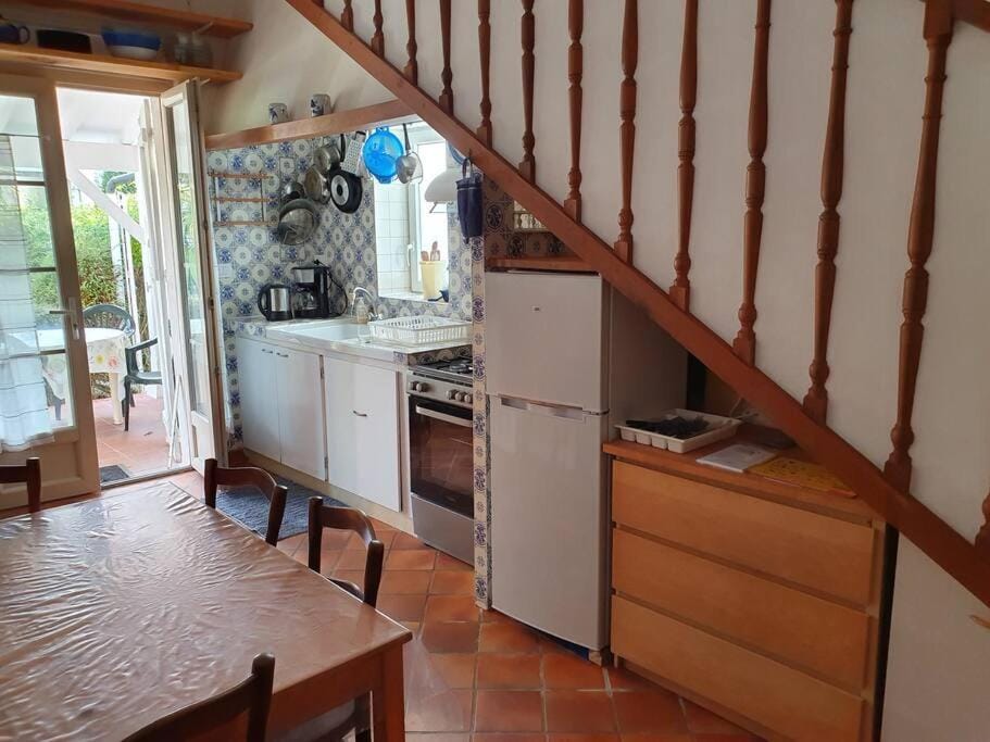 Property building, Kitchen or kitchenette, Dining area, oven, stove