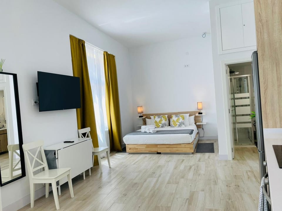 Bed, TV and multimedia, Living room, Photo of the whole room, Bedroom, towels